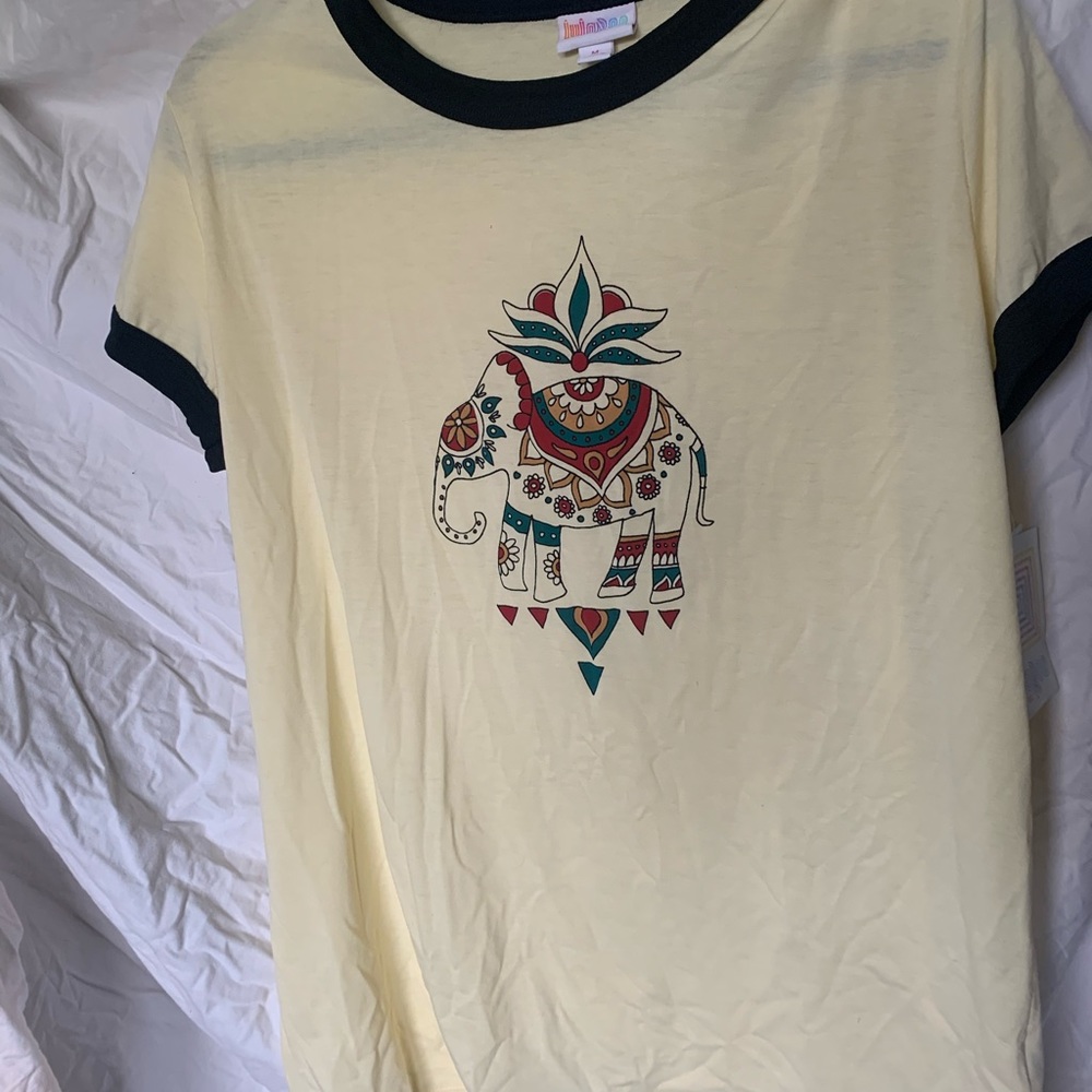 Medium liv tee with elephant on front